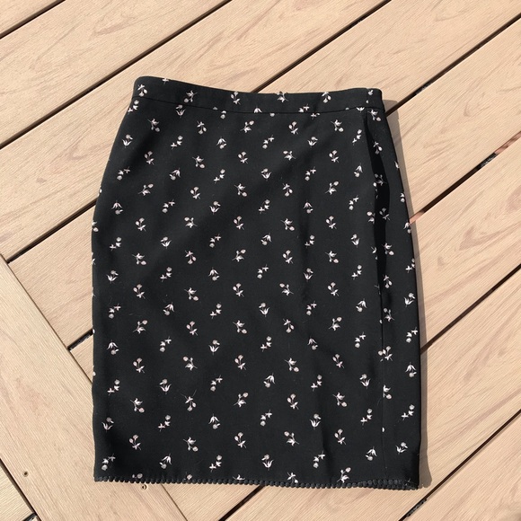 Ann Taylor Dresses & Skirts - Sale💕Ann Taylor Black White Floral mPencil Skirt